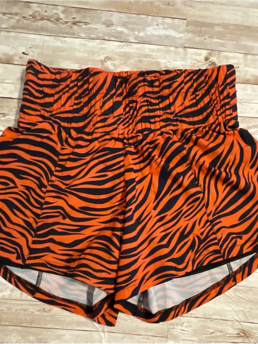CVG Daydream 5” High-Waist Orange and Black Tiger Print Size Medium NWOT